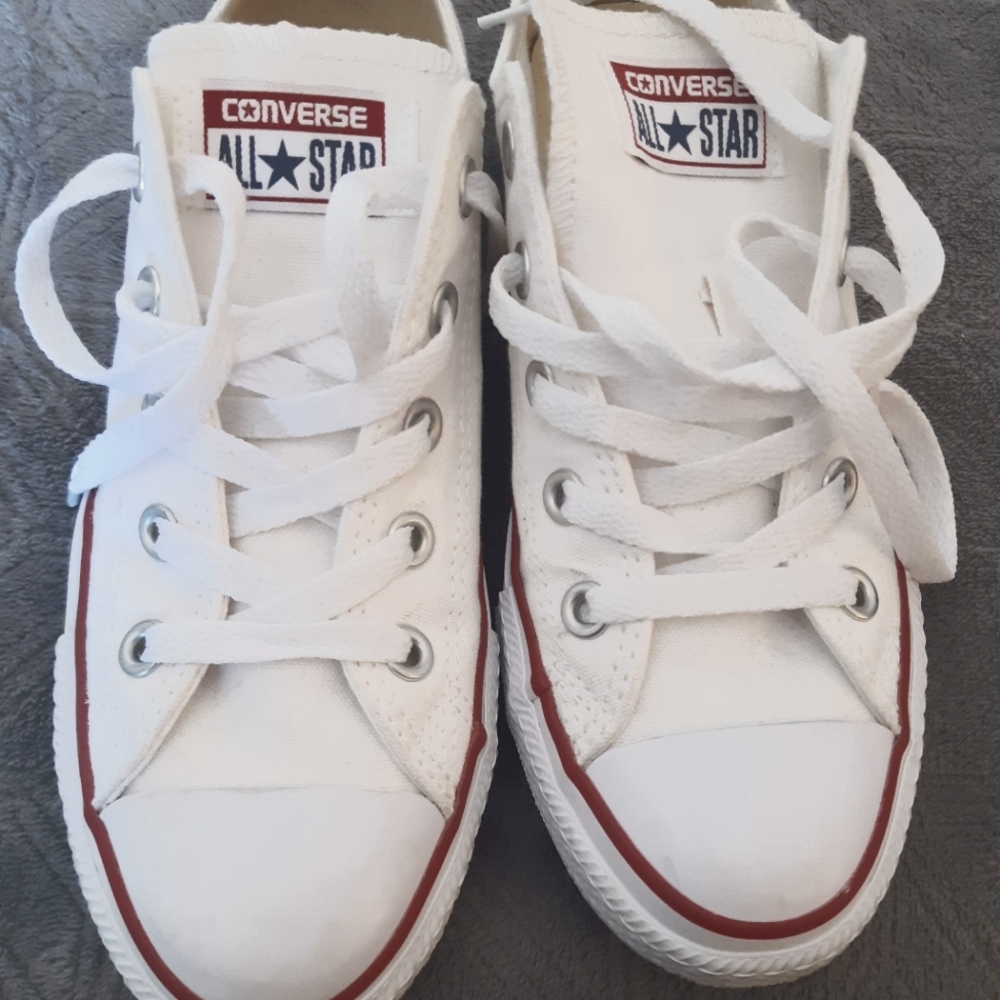 Low Top Chucks Sz M4 W6